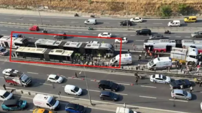 İstanbulda iki metrobus toqquşdu - 1 ölü, 35 yaralı  (FOTOLAR)